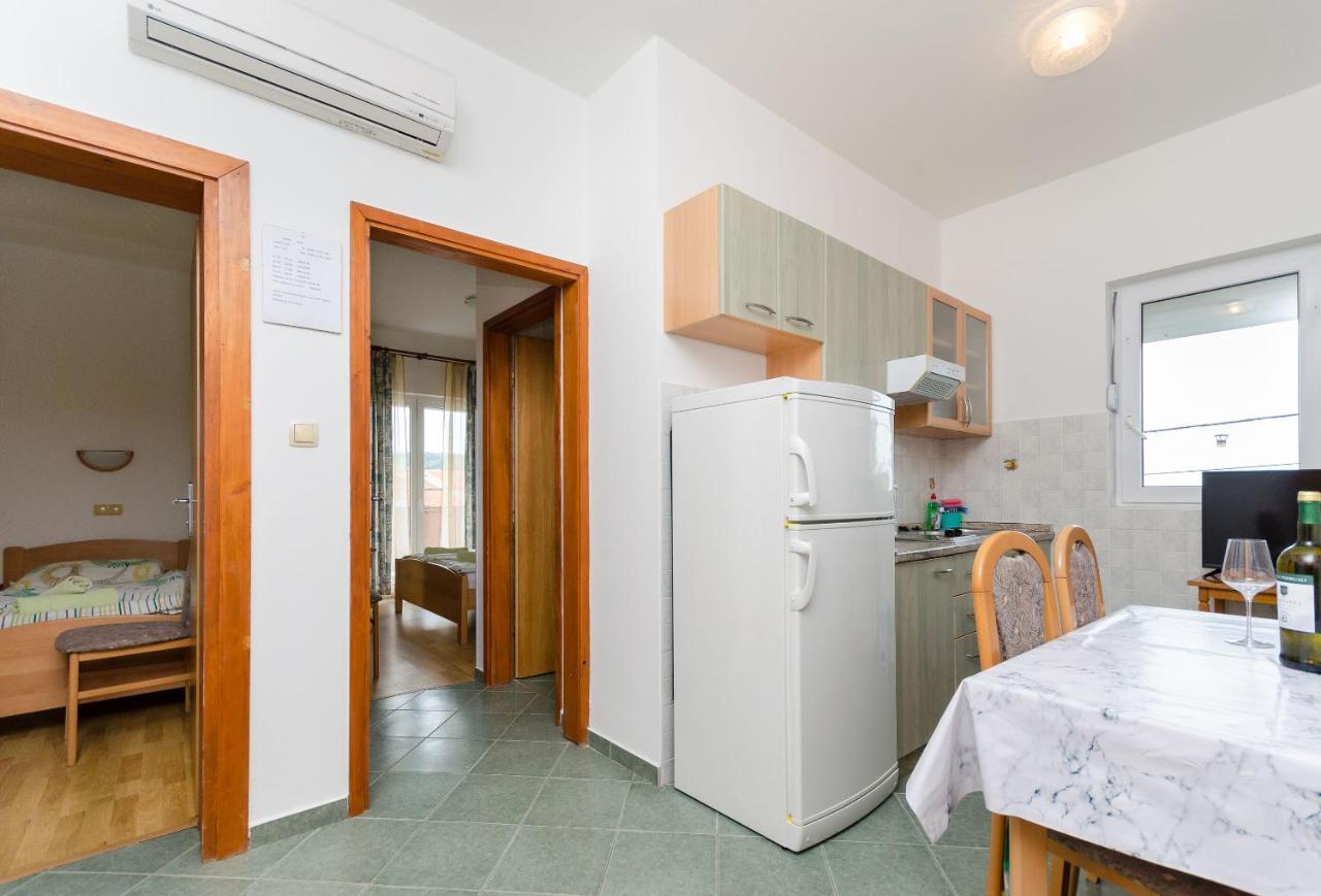 Apartments And Room Ljubica Lopar Exterior photo